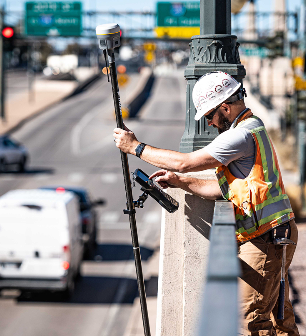Receptor GNSS utilizado en trabajos de topografía