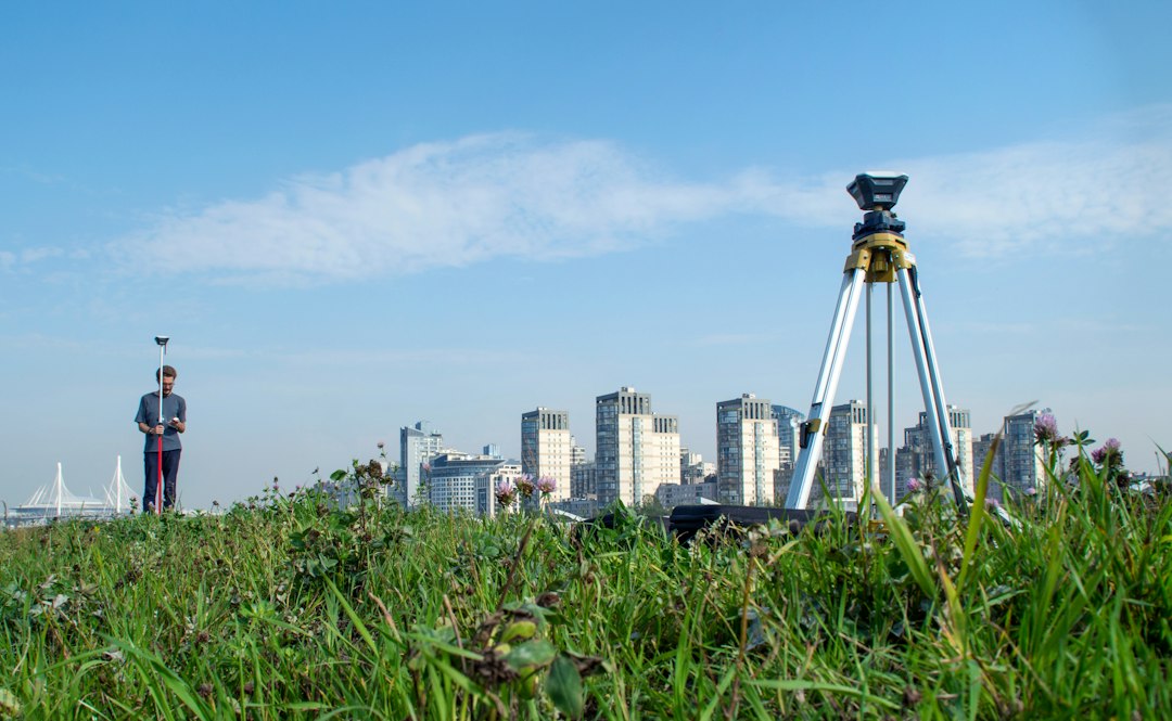 Técnico realizando captura de datos topográficos en campo con instrumentación moderna